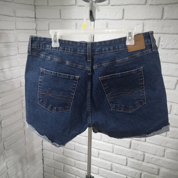 Denizen from Levi's Ladies Size 33 Mid Rise Medium Wash Jean Shorts - Picture 2 of 13